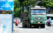 Loạt xe ben chở đất 30 tấn dán chữ ‘TQ’ vẫn chạy vào đường cấm xe tải trên 2,5 tấn