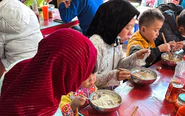 Ghé chợ phiên Đồng Văn ăn phở gà 30.000 đồng, xôi 30.000 đồng/kg