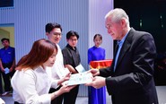 Trao hơn 1 tỉ đồng học bổng Khơi nguồn sáng tạo và học bổng Hồ Đắc Cung