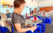 Quán cơm bán nửa con gà luộc, đĩa rau lang, đĩa thịt kho và một tô canh giá 640 ngàn, tài xế 'tá hỏa'