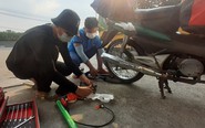 Làm thợ sửa xe sau 4 năm học đại học, có gì phải tiếc?