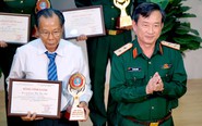 Bác sĩ Trần Văn Bản và nhà giáo Lê Bá Khánh Trình là ‘tấm gương bình dị mà cao quý’