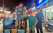 ‘4 chàng lính ngự lâm’ lái xe ba gác giúp người giữa triều cường