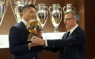 Vượt mặt Messi, Ronaldo giành 'Quả bóng vàng mọi thời đại'