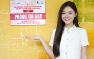 Á hậu Khánh Như trao laptop cho học sinh