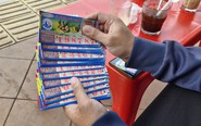 Mua vé số giúp người có hoàn cảnh khó khăn thay vì cho tiền?