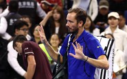 Đánh bóng trúng khán giả, Medvedev bị xử thua trước Djokovic