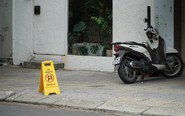 Đậu xe ô tô trước cửa nhà, chủ xe và chủ nhà cần ứng xử đẹp?