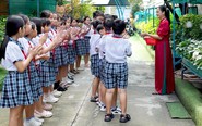 Trường tiểu học hiện đại như trường quốc tế, có hồ bơi, vườn rau 30 ô cho 30 lớp