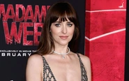 Cách mặc đồ xuyên thấu đẹp như sao 50 sắc thái Dakota Johnson