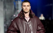Romeo Beckham catwalk tại Tuần lễ thời trang London giữa lúc Brooklyn đoạn tuyệt gia đình
