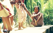 Cây cau như dáng bà, dáng mẹ lặng thầm mong ngóng những đứa con xa