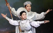 Bình Tinh hạnh phúc diễn cùng các con trong cải lương sử Việt Tây Sơn nữ tướng