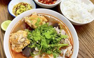 Bún bò Huế ăn với cơm nguội, có phải nhà quê?