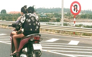 Lập biên bản xử phạt 2 thiếu nữ 'đầu trần', phóng xe máy ngược chiều ở làn 100km/h trên cao tốc