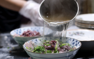 Tuổi Trẻ làm được Ngày của phở ở châu Á mà chúng tôi không làm được một tuần lễ phở ở châu Âu?