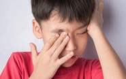 Thói quen dụi mắt tưởng vô hại nhưng có thể phá hỏng thị lực
