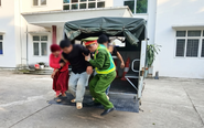 Chở người nhà ngộ độc lá ngón đi cấp cứu thì bị tai nạn, công an xã có mặt hỗ trợ