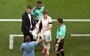 Video: Hài hước cảnh cầu thủ rách áo, phải ra thay giữa chừng ở World Cup 2026