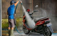 Rửa xe máy điện bằng vòi nước áp lực cao có thể làm hại xe