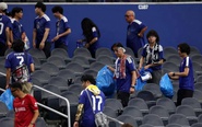 Nét đẹp văn hóa dọn dẹp khán đài của CĐV Nhật Bản mỗi mùa World Cup