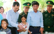 600 trẻ em vùng biên đi 'Phiên chợ 0 đồng'