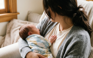 Tranh cãi: Có nên cho con bú đến 5 tuổi?