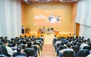 Phụ huynh và học sinh trò chuyện cùng Trường Đại học FPT về tương lai nghề nghiệp