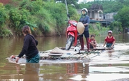 Tắc đường thoát nước qua cụm công nghiệp chưa hoạt động, dân khốn khổ vì ngập