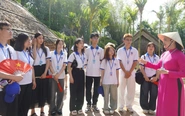 Kiều bào trẻ về làng Sen, Hoàng Trù nghe kể chuyện tuổi thơ Bác Hồ