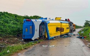 Xe khách lao khỏi cao tốc làm 4 người chết: Xe còn hạn kiểm định