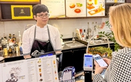 Du khách Singapore đến Việt Nam quét QR thanh toán dễ dàng