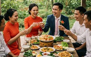 Đi đám tiệc ăn món tôm hấp xong ngại chụp hình, bắt tay xã giao