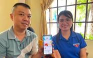 Áo xanh tình nguyện hỗ trợ bà con tiếp cận chuyển đổi số