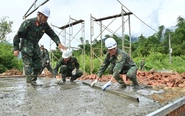 Tạm gác đồ án tốt nghiệp, học viên quân đội lên Mường Than dựng nhà cho bà con vùng lũ
