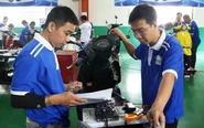 Trường nghề bắt tay doanh nghiệp: U60 cũng đến lớp học lái xe điện