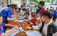 Con ở quê ra, làm sao dám thả tự bơi giữa thành phố?