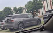 Xe lạ xuất hiện trong nhà máy VinFast: Gầm cao hơn VF 9, có thể là xe điện sạc máy xăng