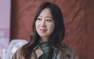 Sát thủ nội trợ gây sốt, Gong Hyo Jin 'sống hai cuộc đời'
