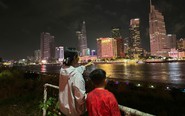 Cha đi làm xa, chỉ có thể hỏi han, động viên nhưng không thể đưa tay sờ trán khi con bệnh
