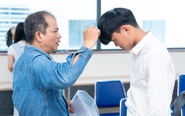 Người anh ngủ gục xuống ghế đá cạnh em trai, cha chải tóc cho con... trong ngày nhập học của tân sinh viên