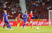 Thắng Thái Lan lượt đi chung kết ASEAN Cup, cờ Việt Nam rực đỏ Bangkok