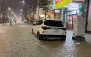 Mưa như trút nước, nhiều tuyến đường ở Hải Phòng biến thành sông