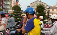Nhiều người đi đường bị dính tàn thuốc, nên cấm hành vi vừa lái xe vừa hút thuốc