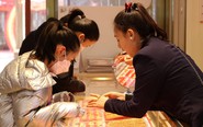 Người tiêu dùng Trung Quốc chuyển sang sử dụng vàng trọng lượng nhỏ