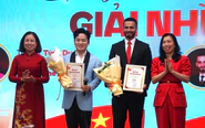 Tùng Dương giành giải nhì cuộc thi viết, nói gì về dư luận chê 'trang phục đỏ chót như múa lân'?