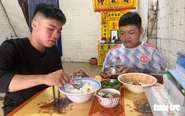 Mẹ mừng vui khi con trai nhận suất học bổng đặc biệt, nhưng mẹ không chờ con thành tài được....