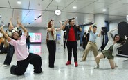 Ga metro Bến Thành thành sân khấu nhạc kịch, hành khách thích thú dừng xem