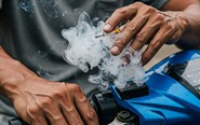 Hút thuốc khi lái xe: Một tay cầm lái, một tay cầm thuốc, tay nào thắng xe?
