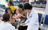 Nghẹt thở giây phút bác sĩ cùng đội ngũ tại trung tâm tiêm chủng cấp cứu thành công bé bị sặc sữa